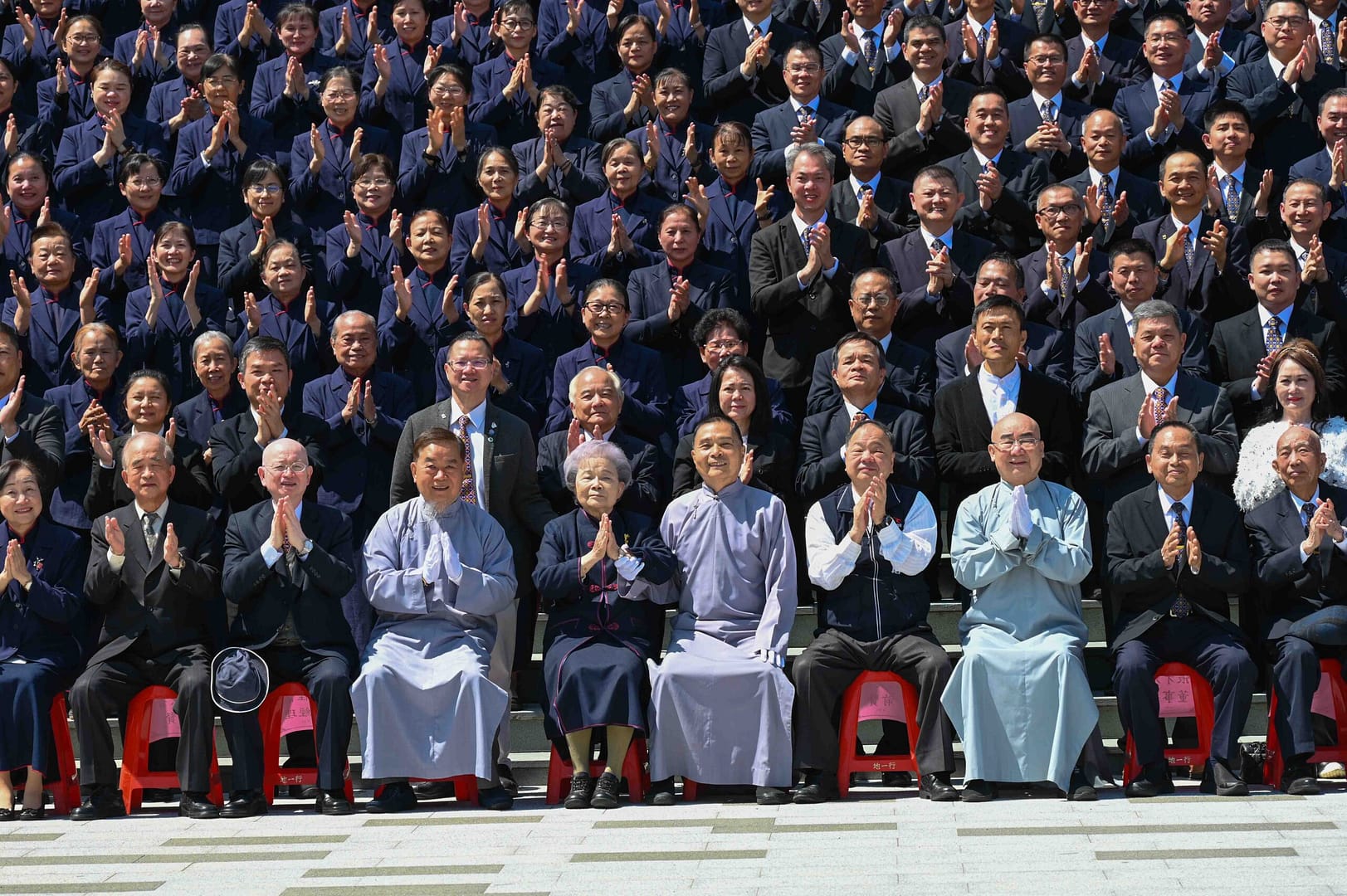 A group photo of hundreds of people in front of the hall